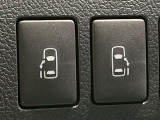 【両側パワースライドドア】スマートキーや運転席のスイッチで後席両側スライドドアの開閉が可能♪電動だから力を入れてドアを開ける必要が無く、小さなお子様でも簡単に開け閉めでき快適です♪