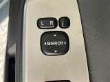 【電動格納ミラー】運転席のスイッチで、ドアミラーの開閉や角度の調整ができます。