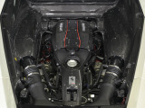 ミッドシップに搭載される3.9L V8ツインターボエンジンは、720cvの豊かな出力を発揮します。