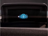 【ヘッドアップディスプレイ】現在の車速表示や目的地へのルート案内やメディア関連のリストを表示する事が可能です。視線移動を減らす事によりドライブに集中して頂けます。