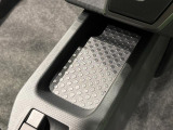 スマートフォンなどがスッキリ置けるセンターコンソールトレイです