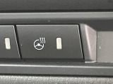 【ステアリングヒーター】冬場に冷たくなりやすい革巻きステアリングを、スイッチ一つで素早く適温に!エアコンよりも早く温まってくれるので、寒い日の運転も快適になりますね♪