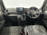 【インパネ】運転のしやすさを最優先に設計された見晴らしの良いフロントビュー。車両間隔が掴みやすく狭い道でも安心♪「安全」と「品質」を最優先に、安心してお乗りいただけるクルマを提供いたします。