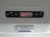 前席と後席で別々の温度の設定ができ、設定した温度を自動制御するオ-トデュアルエアコン。