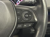【レーダークルーズコントロール】車間距離を保ちながら先行車を追従します。先行車が停止した際は自車も停止し、停止状態を保持。ドライバー操作で発進します。全車速追従機能付で渋滞時の運転をアシスト。