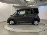 助手席側は電動スライドドアになってます。運転席やキーのリモコンで開閉できるので手が塞がっていても楽に積み降ろし出来ますよ。