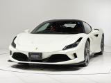 ボディカラーは Bianco Avus(白)にインテリアはRosso Ferrari(赤)の組み合わせでございます。