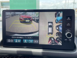 【マルチビューカメラシステム】まるでクルマを真上から見下ろしたかのような視点で駐車をサポートします!クルマの斜め後ろや真横など、前後左右の4つのカメラの映像が合成されて、モニターに映し出されます。