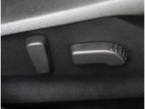 運転席と助手席は電動パワーシートが装備され、ドライバーの体系に合わせて細かいシートポジション設定が可能です!