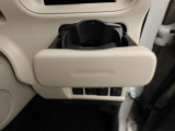 カップホルダーは運転席や助手席からちょうど手の届く位置です!!