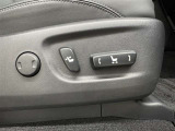 パワーシート搭載。微妙な調整が手軽にでき、最適なポジションで運転することが可能です。