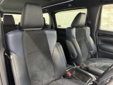 高いホールド性で運転姿勢が安定します。長距離ドライブでも疲れにくいのが魅力です。
