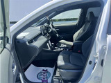 高いホールド性で運転姿勢が安定します。長距離ドライブでも疲れにくいのが魅力です。快適なドライビングライフをお送りください♪
