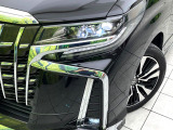【三眼LEDヘッドライト】スタイリッシュな見た目の三眼LEDヘッドライトを装備♪スタイルだけでなく、夜間の走行も視界良好で安心してお乗りいただけます。