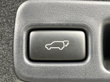 【パワーバックドア】スマートキーや運転席のボタンを押すだけでリアゲートが自動で開閉します!荷物を持っている時や、高い位置にあるバックドアを閉める際に便利な機能です♪