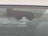 【エマージェンシーブレーキ】走行中に前方の車両等を認識し、衝突しそうな時は警報とブレーキで衝突回避と被害軽減をアシスト。より安全にドライブをお楽しみいただけます。