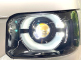 【LEDヘッドライト】悪天候や夜間走行時も良好な視界を確保し安心して運転できる高輝度LEDヘッドライトを装備!点灯速度が早く、消費電力も抑えられています。