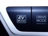 EVドライブモードで、早朝・深夜や屋内の駐車場などで、エンジン音や排気ガスを気にすることなく走れます。
