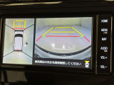 パノラミックビューモニターを装備。駐車場や交差点でクルマを真上から見るように周囲を確認できます。機能の詳細は販売店スタッフまでおたずねください。