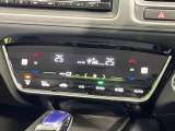 【左右独立型フルオートエアコン】運転席と助手席でそれぞれお好みの温度に設定可能。同乗者にも配慮した、快適な空調をお届け致します。