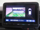 パノラミックビューモニター搭載。カメラで車両周囲の状況を映し出すため、狭い場所での駐車などに役立ちます。