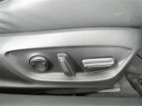 運転席電動シートは、シートポジションを細かく調整できるので長時間の運転もリラックスできますね。