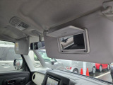 運転席の足元にも収納ポケットがあります。