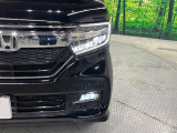 【LEDヘッドライト】悪天候や夜間走行時も良好な視界を確保し安心して運転できる高輝度LEDヘッドライトを装備!点灯速度が早く、消費電力も抑えられています。