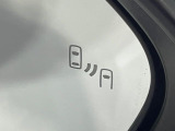 【ブラインドスポットモニター】走行中、ドアミラーの死角になりやすい箇所に後続車が接近するとサイドミラーのレンズに警告を表示!ドライバーに注意喚起をしてくれます。