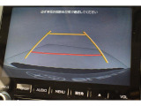 シフトレバーをリバースにすると連動してバックカメラ、サイドカメラ映像&バックセンサーに切り替わります。スイッチ一つでフロントカメラへの切り替えも出来ます