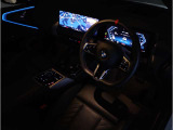 【アンビエントライト】アンビエントライトが加わる事で、車内空間に大きな違いが生まれます。特に夜間ドライブでは上質でラグジュアリーな車内を演出。ドライバー好みのイルミネーションをお楽しみ頂けます!