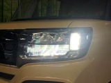 【LEDヘッドライト】悪天候や夜間走行時も良好な視界を確保し安心して運転できる高輝度LEDヘッドライトを装備!点灯速度が早く、消費電力も抑えられています。