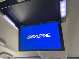【後席モニター】家族や友人とお出かけする機会が多い方に大人気の後席モニターを装備!見やすい位置に画面がありテレビやDVDの視聴も快適!友達もお子様も、後席にしか乗らなくなるかも??