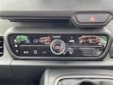 【エアコン】『エアコン装備』の画像になります。暑い夏でも寒い冬でも、車内に快適な空気を届けるので、いつでも快適な車内空間を創り上げます!