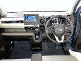 運転席周りのレイアウトをご覧ください。ナビゲーションが綺麗に装着されすっきり収まってますね!