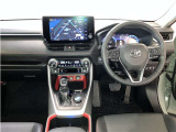 運転席周りのレイアウトをご覧ください。ナビゲーションが綺麗に装着されすっきり収まってますね!