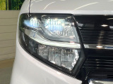【LEDヘッドライト】悪天候や夜間走行時も良好な視界を確保し安心して運転できる高輝度LEDヘッドライトを装備!点灯速度が早く、消費電力も抑えられています。