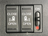 【両側パワースライドドア】スマートキーや運転席のスイッチで後席両側スライドドアの開閉が可能♪電動だから力を入れてドアを開ける必要が無く、小さなお子様でも簡単に開け閉めでき快適です♪