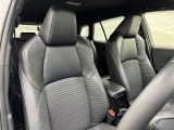 高いホールド性で運転姿勢が安定します。長距離ドライブでも疲れにくいのが魅力です。