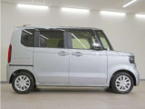 リアには左右スライドドアを採用。狭い駐車場でも開閉しやすく、強風の日でもドアが煽られにくくなっております。小さなお子さまやご年配の方も安心して乗り降りできます。