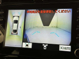 パノラミックビューモニターを装備。駐車場や交差点でクルマを真上から見るように周囲を確認できます。機能の詳細は販売店スタッフまでおたずねください。