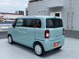 左斜め後ろからの特徴的なフォルム。狭い路地裏でも運転しやすそうな小回りが利くコンパクトボディ♪