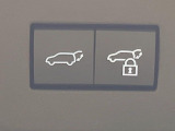 【パワーバックドア】スマートキーや運転席のボタンを押すだけでリアゲートが自動で開閉します!荷物を持っている時や、高い位置にあるバックドアを閉める際に便利な機能です♪