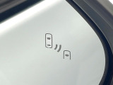 【ブラインドスポットモニター】走行中、ドアミラーの死角になりやすい箇所に後続車が接近するとサイドミラーのレンズに警告を表示!ドライバーに注意喚起をしてくれます。