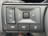 ハンドルから手を離さずにオーディオの操作ができるステアリングスイッチ付