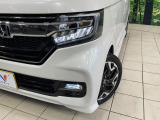 【LEDヘッドライト】悪天候や夜間走行時も良好な視界を確保し安心して運転できる高輝度LEDヘッドライトを装備!点灯速度が早く、消費電力も抑えられています。