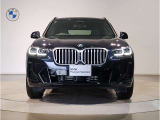 【BMWの伝統】BMWの特徴的な&ldquo;キドニーグリル&rdquo;は、80年以上続く伝統の形でございます。変わらないこだわりのデザインが、プレミアムブランド&ldquo;BMW&rdquo;を創り出します。