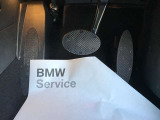 【ペダル】BMWはオルガン式アクセルペダルを採用しています。踏み込む足とペダルが同じ軌跡を描くため、かかとがずれにくく、アクセルコントロールがよりしやすくなるメリットがあります。