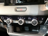 【オートエアコン】一度お好みの温度に設定すれば、車内の温度を検知し風量や温度を自動で調整。暑い&hellip;寒い&hellip;と何度もスイッチ操作をする必要はありません。快適な車内空間には必須の機能ですね♪