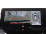パノラミックビューモニター付きです。車両を上から見たような映像をディスプレイオーディオ画面に表示。運転席からの目視だけでは見にくい、車両周辺の状況をリアルタイムでしっかり確認できます。